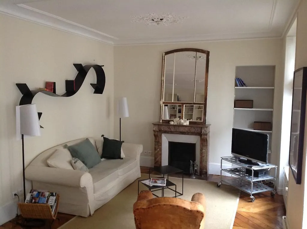 Folie Mericourt Paris Apartment